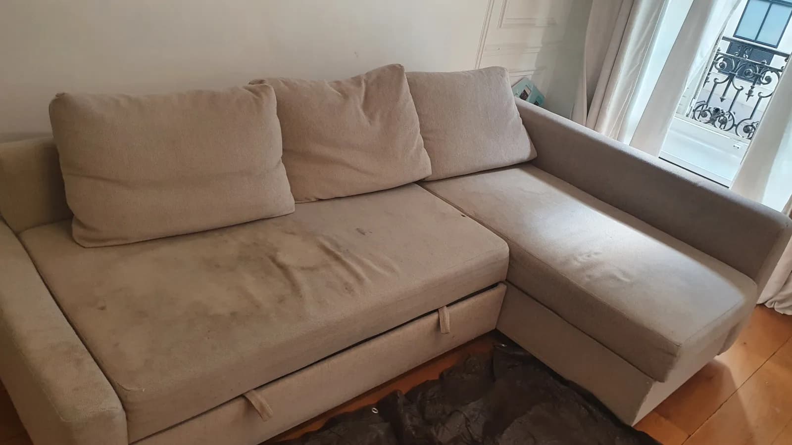 Canapé d'angle convertible beige - Avant nettoyage