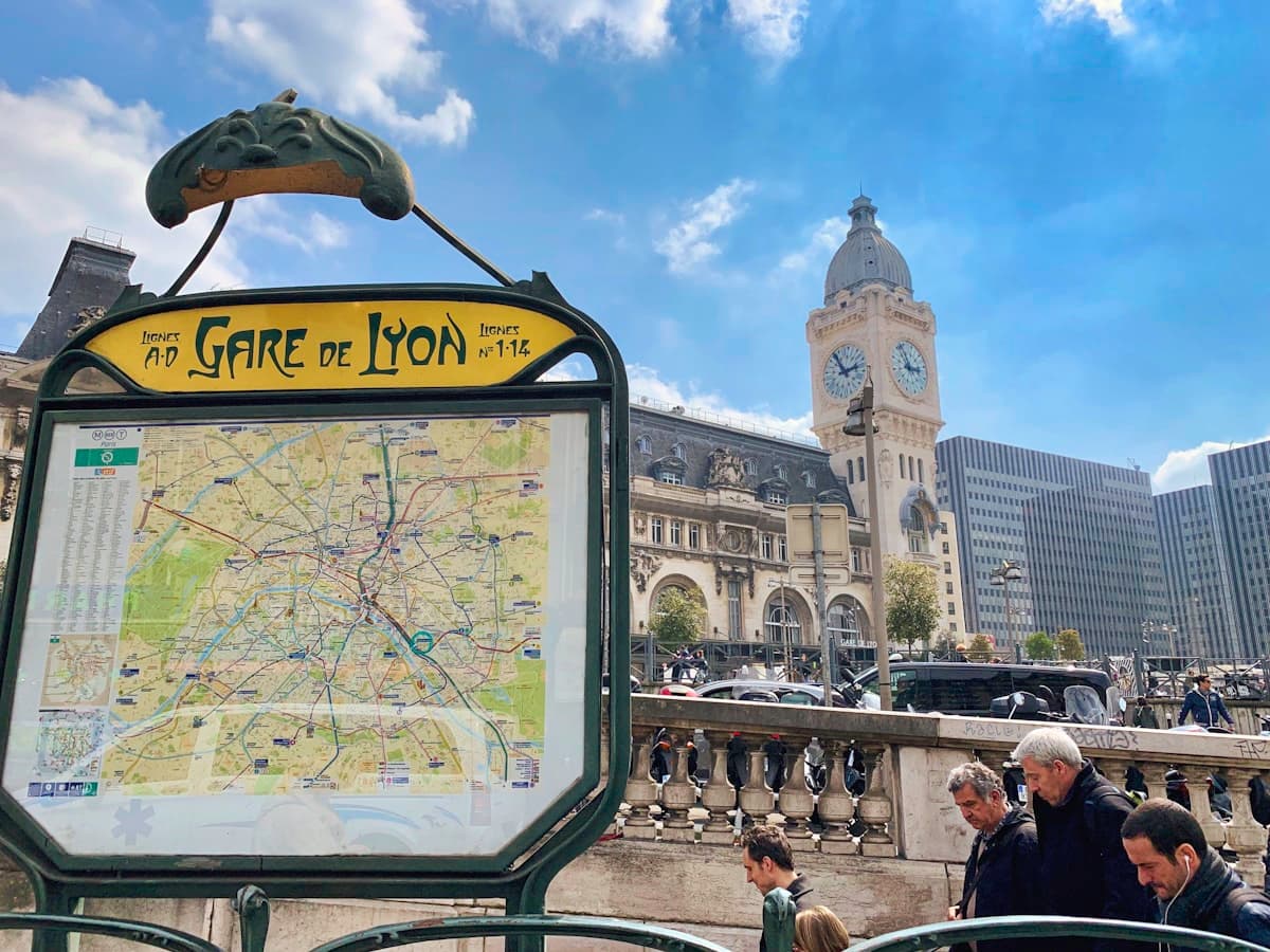 Le beffroi de la gare de Lyon, Paris 12e — secteur d'intervention Nettoyage Canapé à Paris 12e