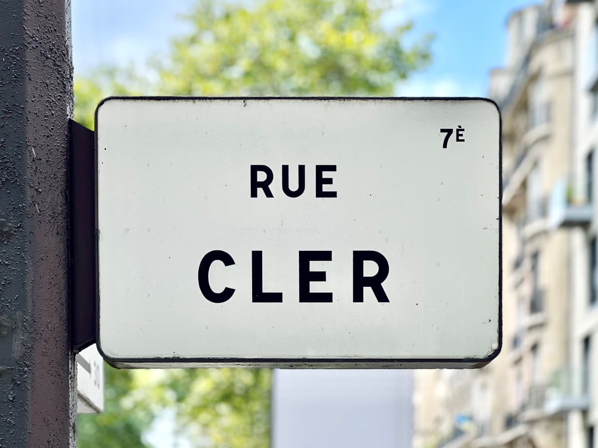La plaque de la rue Cler, quartier du Gros-Caillou, Paris 7e — secteur d'intervention Nettoyage Canapé à Paris 7e