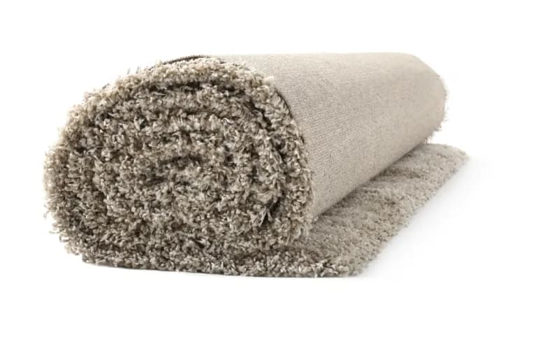 Rouleau de moquette beige à poils longs