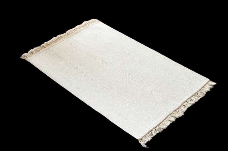 Tapis en fibres claires, bordé de franges