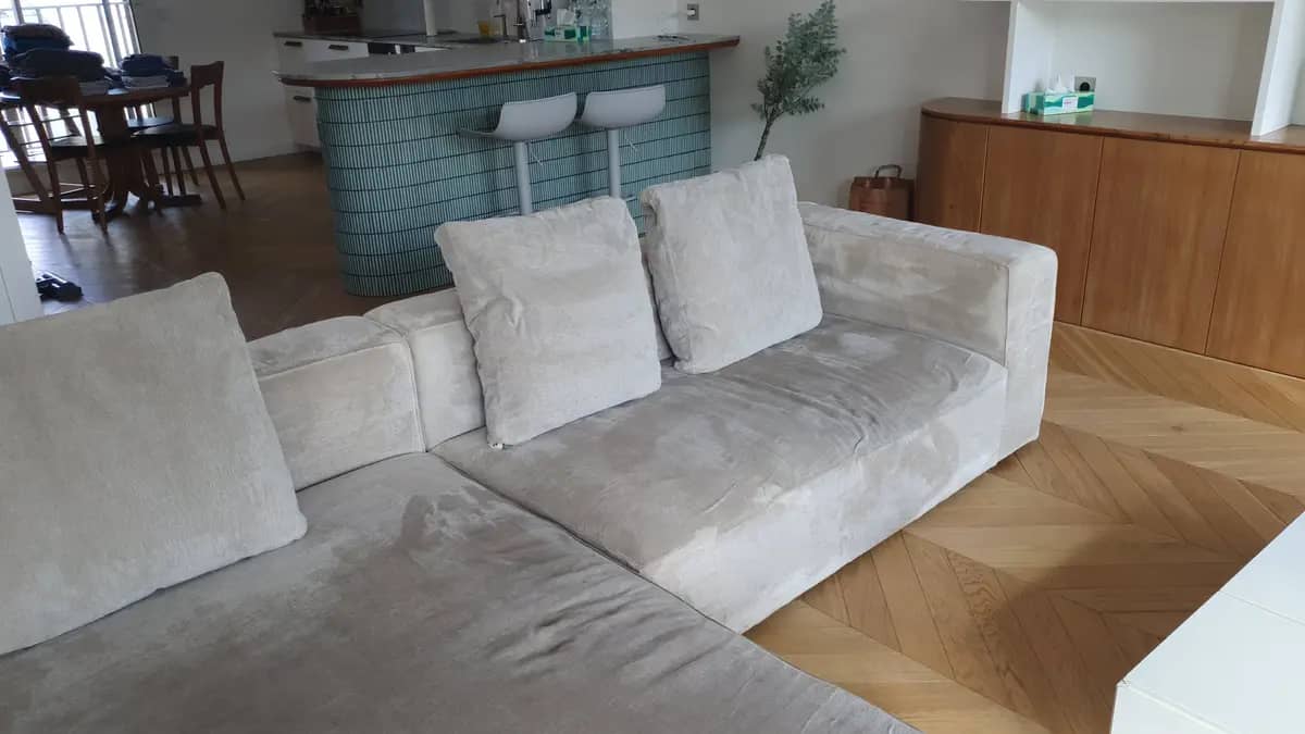 Canapé design nettoyé - Loft moderne