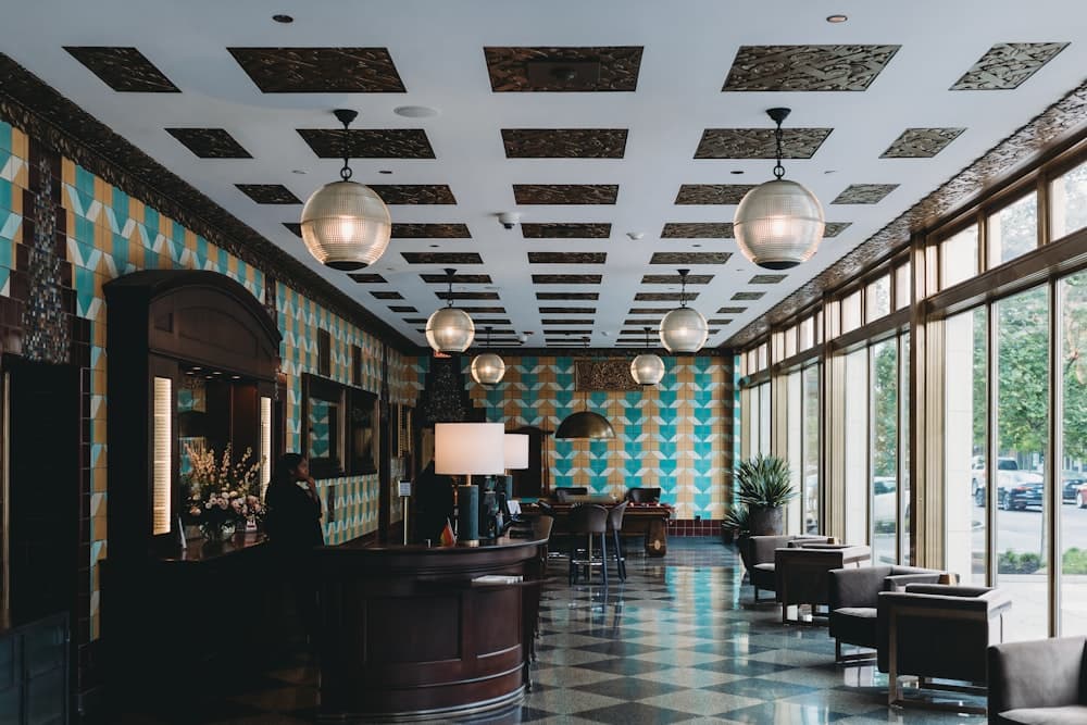 Hall d’hôtel avec fauteuils et sol à entretenir
