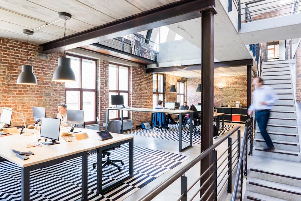 Open space avec moquette et sièges de bureau en tissu