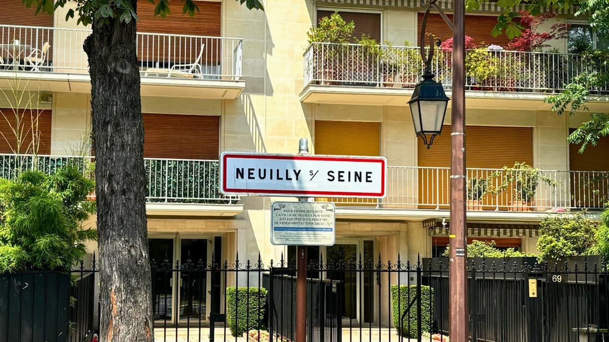 L’entrée de Neuilly-sur-Seine, avenue résidentielle — secteur d'intervention Nettoyage Canapé à Neuilly-sur-Seine