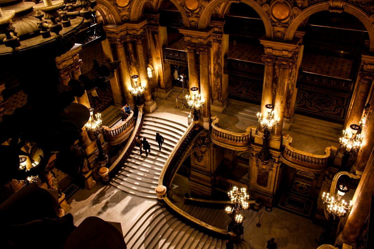 Le grand escalier du Palais Garnier, Paris 9e — secteur d'intervention Nettoyage Canapé à Paris 9e