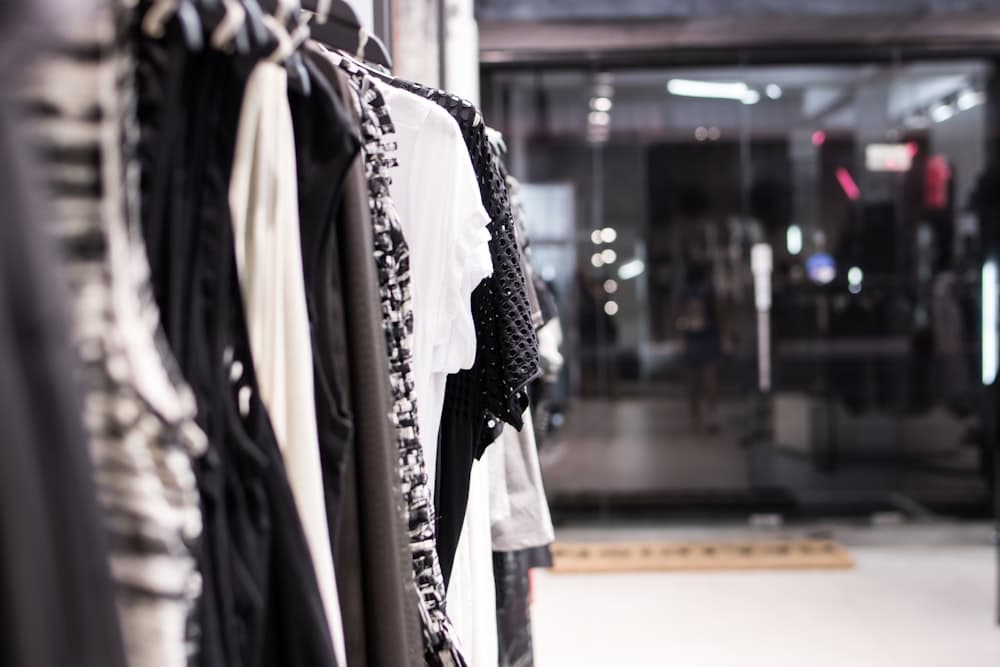 Portants de vêtements dans un showroom de mode parisien